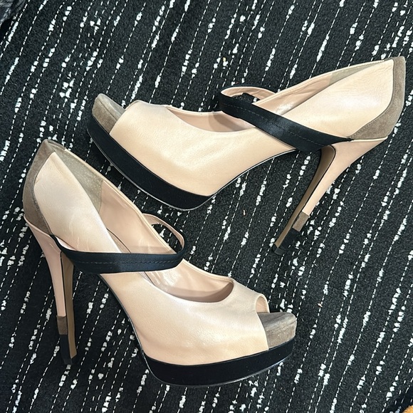 Jessica Simpson heel open toe, different fabrics used, gently worn, size 10 - Picture 3 of 10